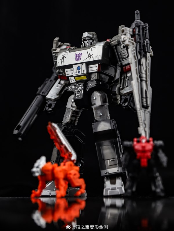 Netflix Megatron With Battlemasters Lionizer & Pinpointer In Hand Images Of WalMart Exclusive Set  (5 of 10)